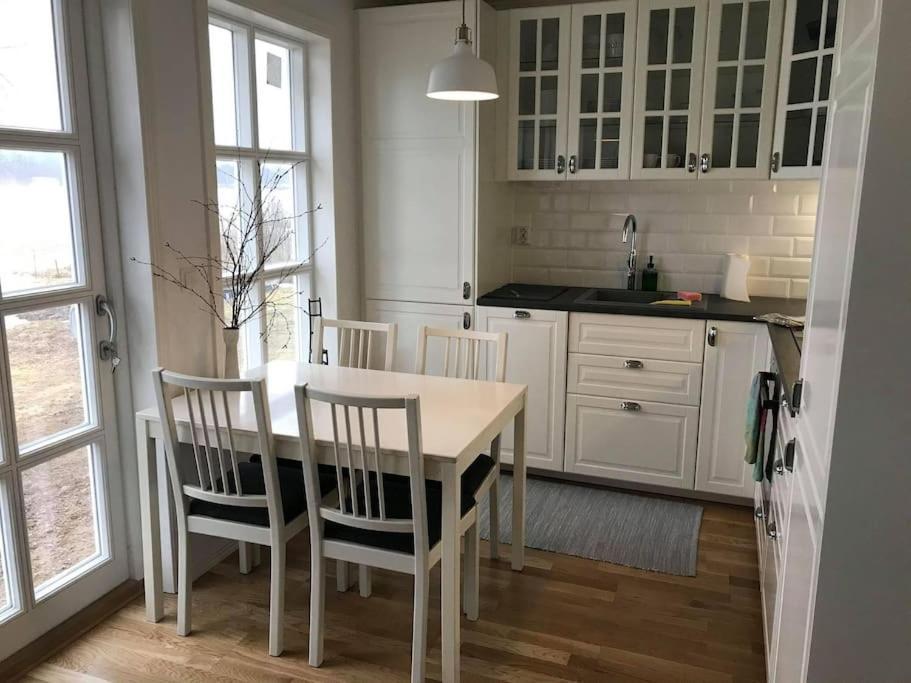 Mysig Stuga Med Sjoetomt, Naera Jaervsoebacken Exteriér fotografie